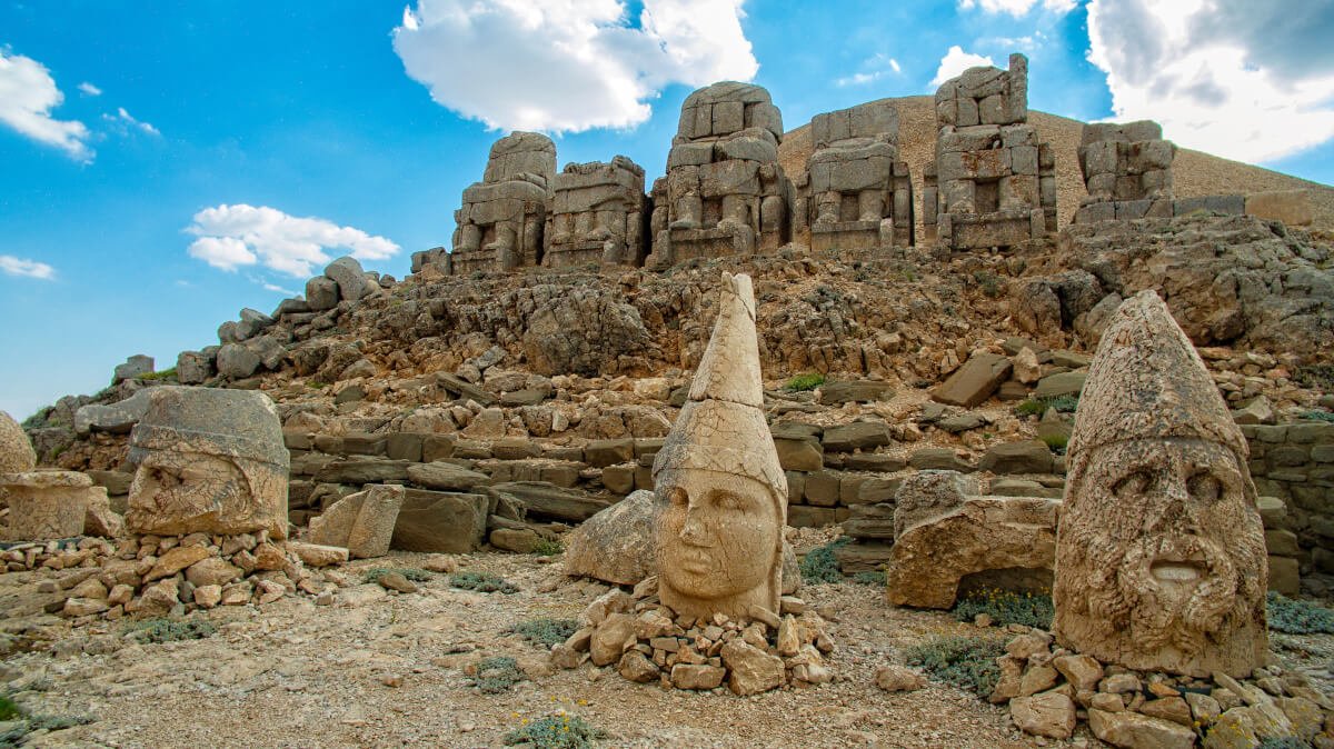 nemrut dağı heykelleri